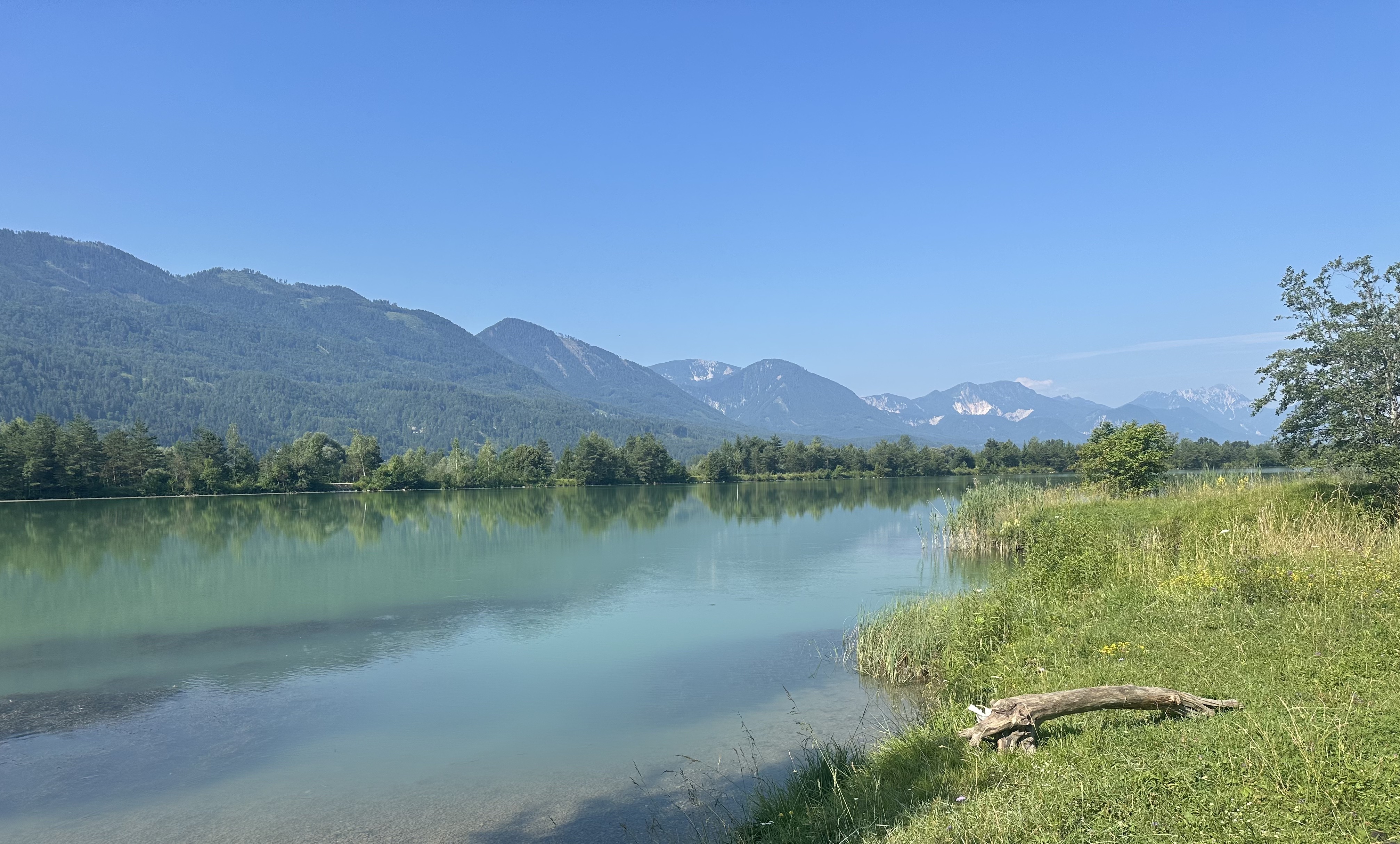 Ruhiger See vor einer Bergkulisse