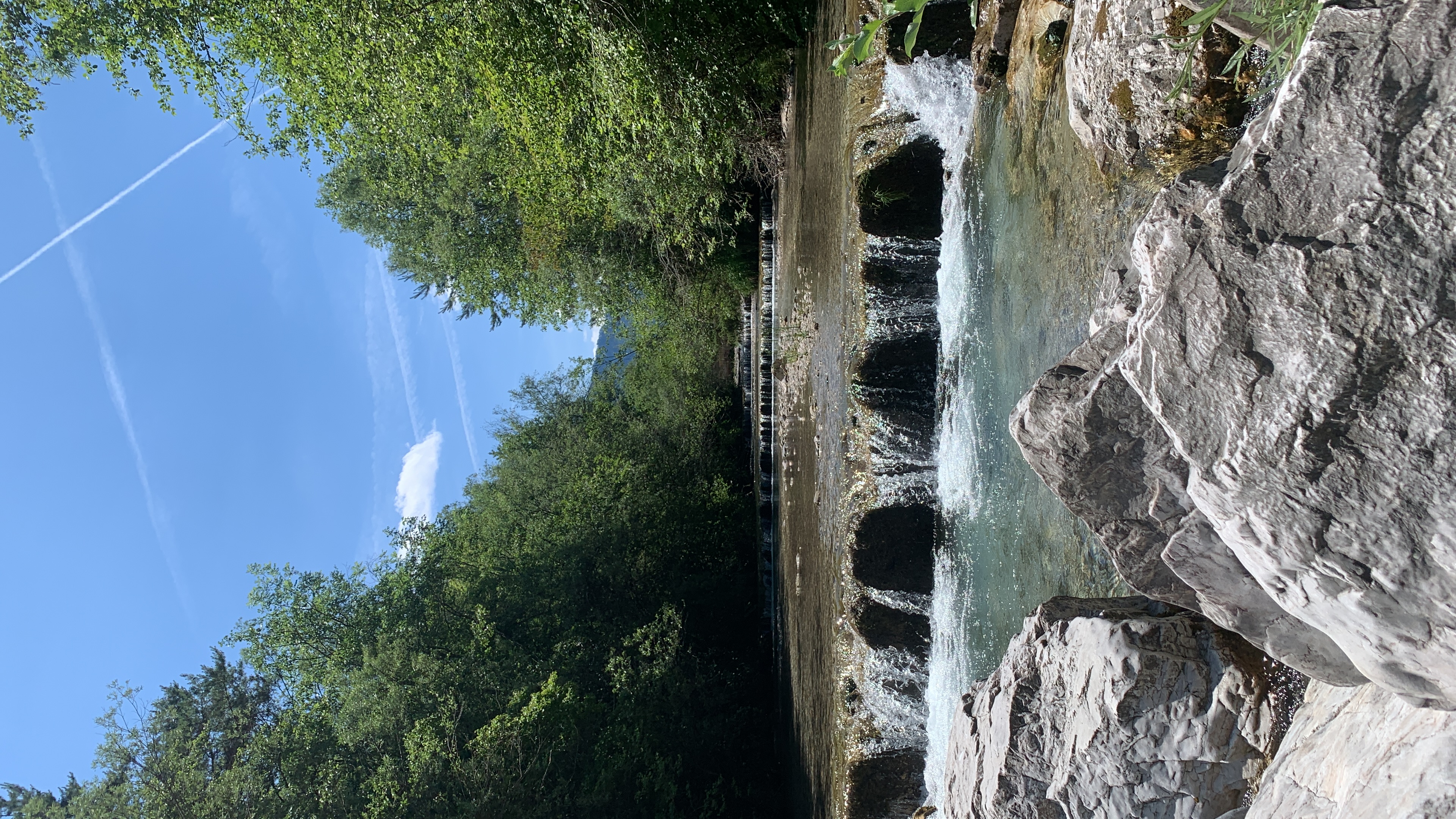 Wasserfall in grüner Natur