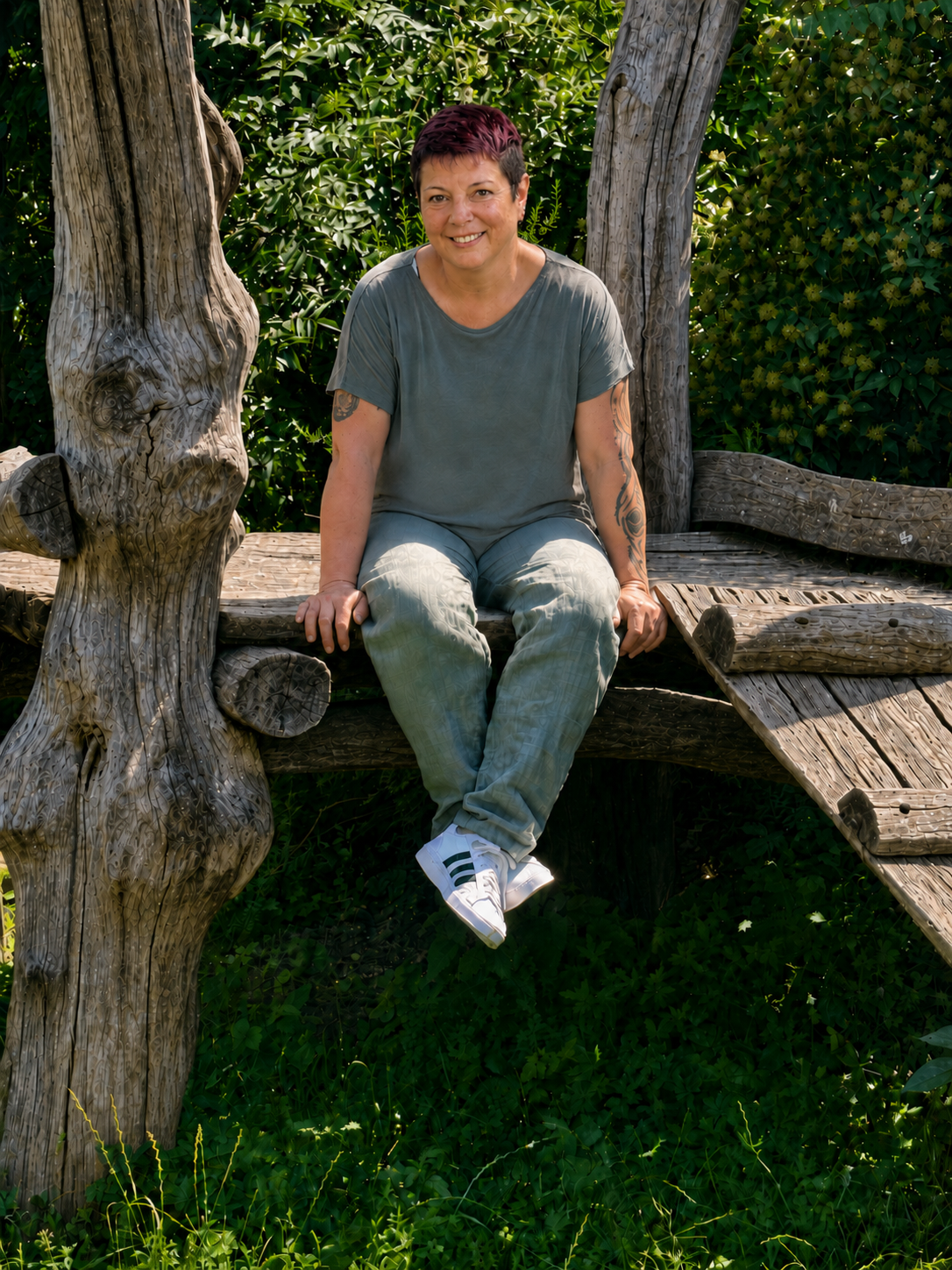 Silke Spies an einem Baum